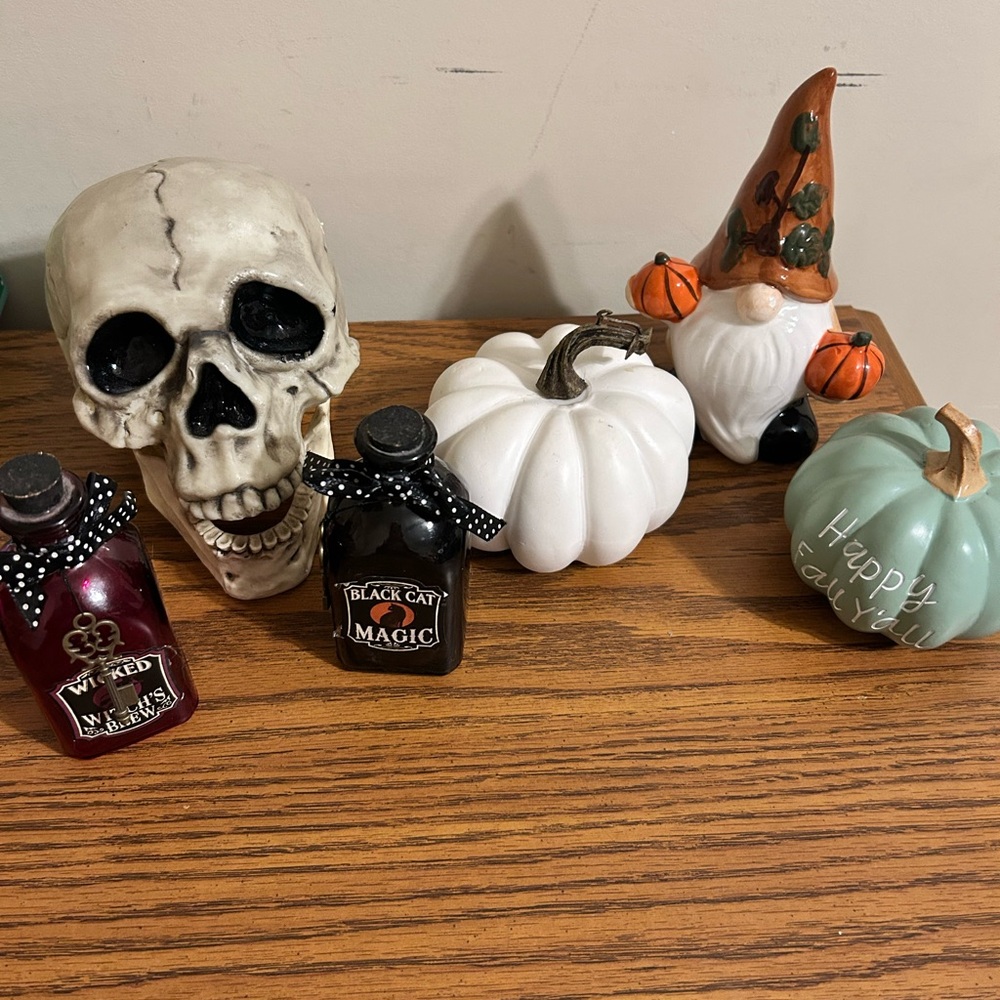 Spooky Halloween/ Fall Decor Set with Skull -Pumpkins-Gnome